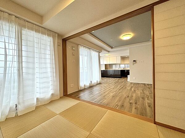 リビングと一体型で使える明るい和室は、引き戸を開放することで大空間のLDKとしても活用でき、ライフスタイルに合わせた柔軟な使い方が可能です。