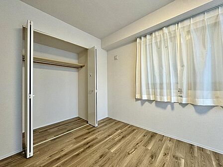 洋室(7.3帖)枕棚とハンガーパイプを備えた大容量のクローゼット付きの居室は、衣類や小物をすっきりと一箇所にまとめられるため、お部屋のスペースを最大限に広く使えます。
