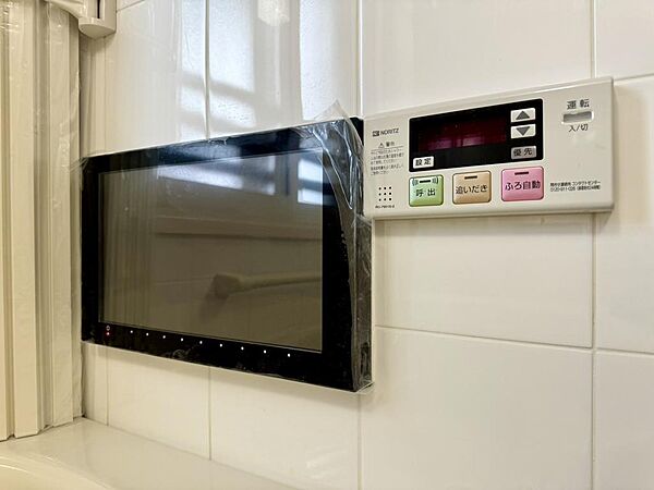 ☆テレビモニター付き☆いつものお風呂が特別な時間に！帰宅時間がバラバラなご家族でも、いつでも温かいお風呂に入れる追い焚き機能付きです。