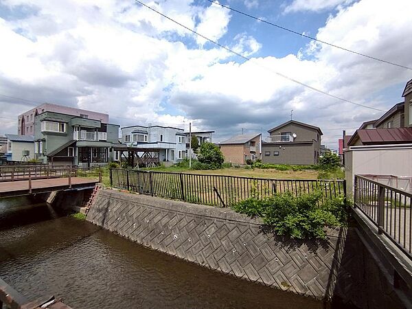 目の前には川が流れています♪