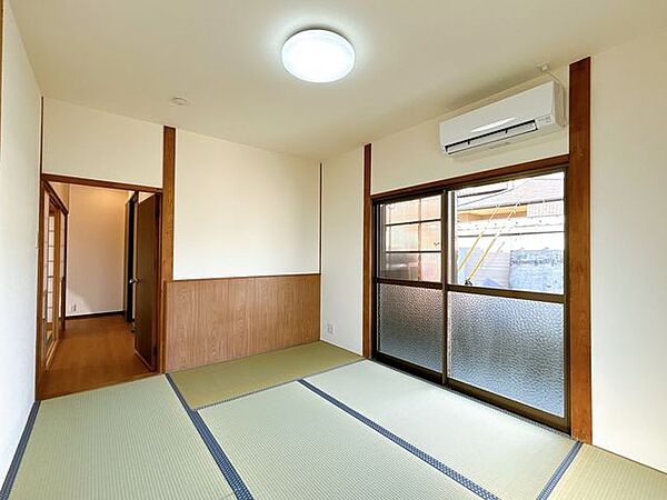 【リフォーム済／和室】北側6畳和室です。畳の表替えとクロスの張替えを行いました。日があまり差し込まないので寝室や書斎として使用するのもおすすめです。