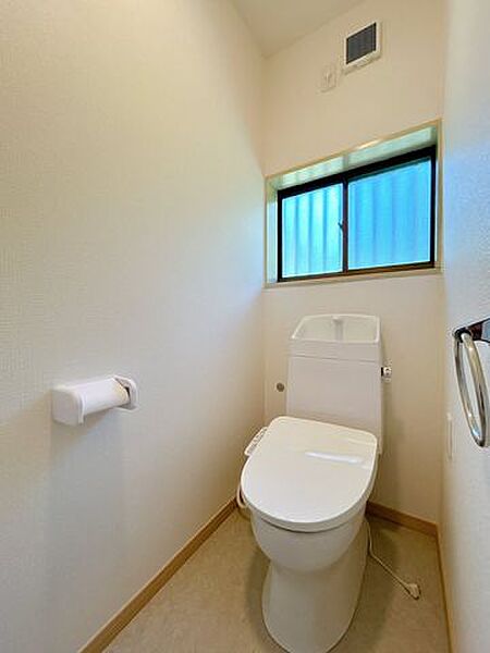 【リフォーム済／お手洗い】トイレはジャニス製のものに新品交換しました。温水洗浄付きです。使う頻度の高い部分が新しいと、気持ちがいいですね。