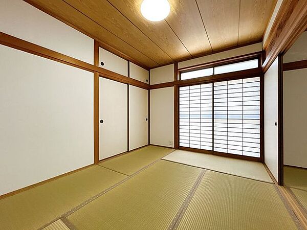 【リフォーム済／東側6帖和室】畳表替えとクロスの張替えを行いました。南側の窓を開けるとお庭が見えます。日向ぼっこも気持ちがよさそうです。