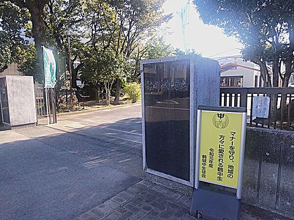 宇土市立鶴城中学校まで約1900ｍです。登下校時の友人との会話がはずみそうです。