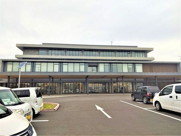 宇土市役所まで約2300ｍです。駐車場が広くて停めやすいです。