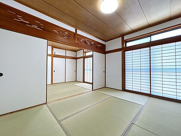 【リフォーム済／西側6帖和室】畳表替えとクロスの張替えを行いました。南側に大きな窓があり日当たり良好です。