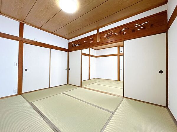 【リフォーム済／西側6帖和室】畳表替えとクロスの張替えを行いました。和室二間続きで使えます。ベッドを置いてお部屋としても使えます。