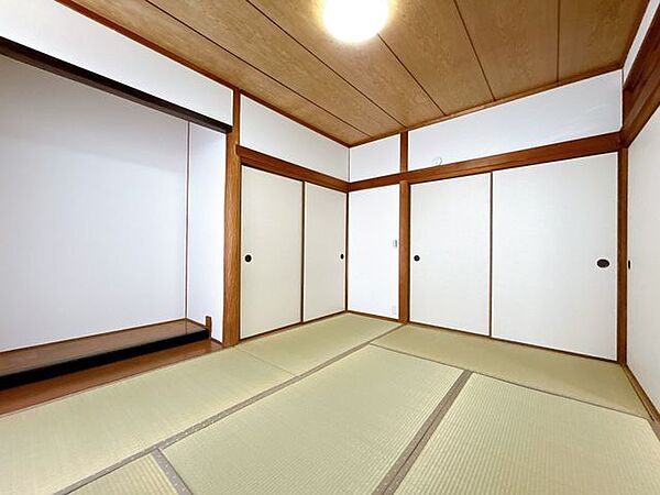 【リフォーム済／西側6帖和室】畳表替えとクロスの張替えを行いました。押し入れがあるので、来客用の座布団などがしまえます。