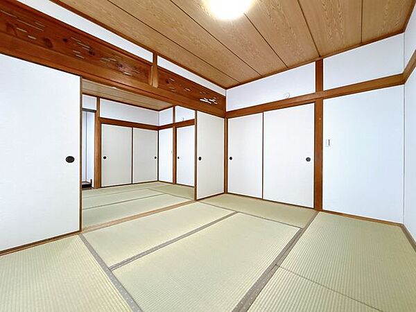 【リフォーム済／東側6帖和室】畳表替えとクロスの張替えを行いました。他の居室を通らず出入りできるため客間として使用できます。