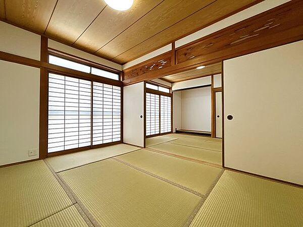 【リフォーム済／東側6帖和室】畳表替えとクロスの張替えを行いました。二間続きで12帖の空間になるため、親族の集まり時も広く使えます。