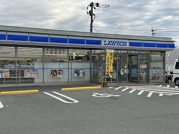 ローソン境目町店まで約300ｍです。コンビニが近いのは助かりますね。