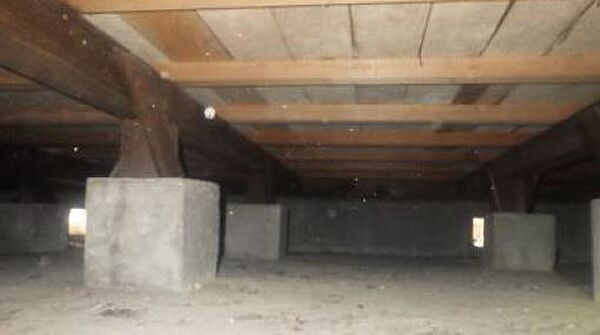 中古住宅の3大リスクである、雨漏り、主要構造部分の欠陥や腐食、給排水管の漏水や故障を2年間保証します。その前提で床下まで確認の上でリフォームし、シロアリの被害調査と防除工事もおこないます。