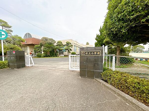 熊本市立杉上小学校まで約1400ｍです。