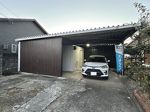 【現況販売／附属建物】カーポートと約6畳の居室があります。
