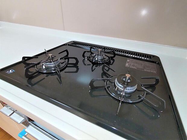 新品交換したキッチンは3口コンロで同時調理が可能。大きなお鍋を置いても困らない広さです。お手入れ簡単なコンロなのでうっかり吹きこぼしてもお掃除ラクラクです。