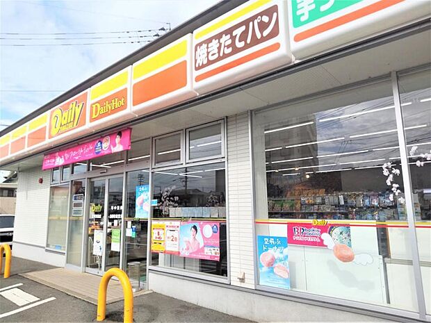 デイリーヤマザキ天草浜田店まで約270ｍ。徒歩で約4分の距離にコンビニがあると便利ですね。