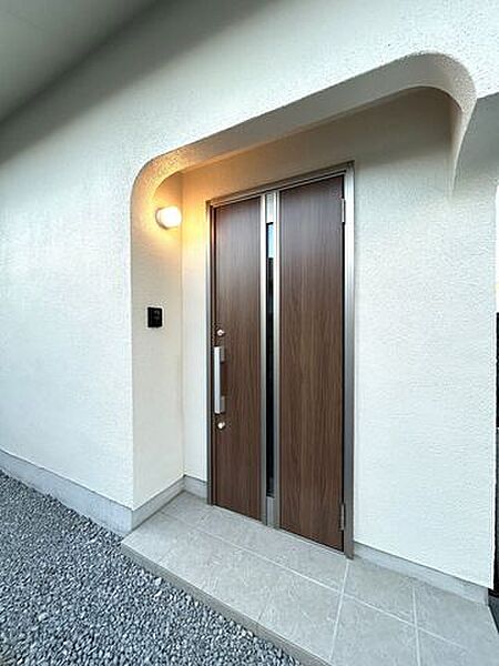 【リフォーム済】玄関外部はタイル重張、照明交換、ドア交換を行いました。建物の入り口がきれいだと気分がいいですね。