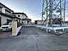 外観：【リフォーム済】本物件は建物横のほかに15ｍ先にも駐車場を確保しています。2台駐車可能です。来客用としてもお使いいただけます。