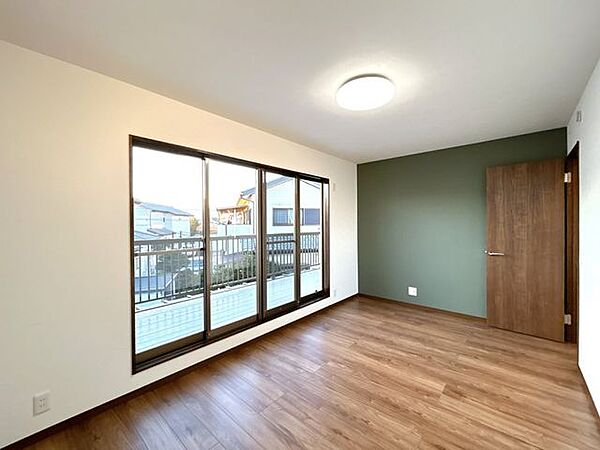 【リフォーム済】2階約7.5帖の洋室は、フローリング重張、クロス張替、建具交換、照明交換を行いました。寝室としてご利用されるのはいかがでしょうか。