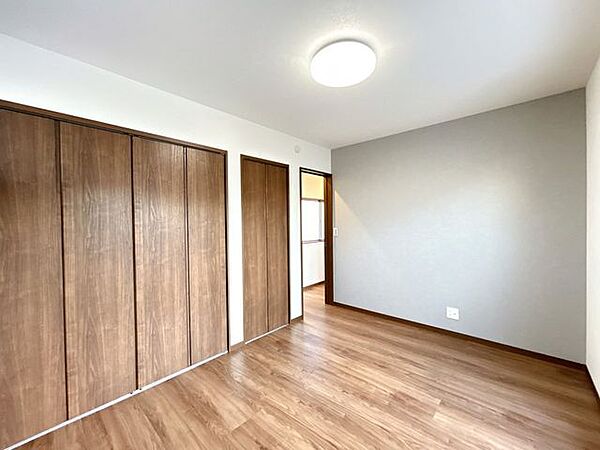 【リフォーム済】2階約6帖の洋室は、フローリング仕上げ、クロス仕上げ、建具交換、照明交換を行いました。和室から洋室に変更のため、ガラッと印象が変わりました。