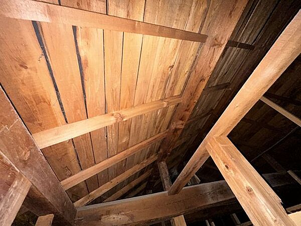 【小屋裏】普段の生活ではなかなか見ることのない小屋裏までしっかりと点検を行いながらリフォームを行いました。
