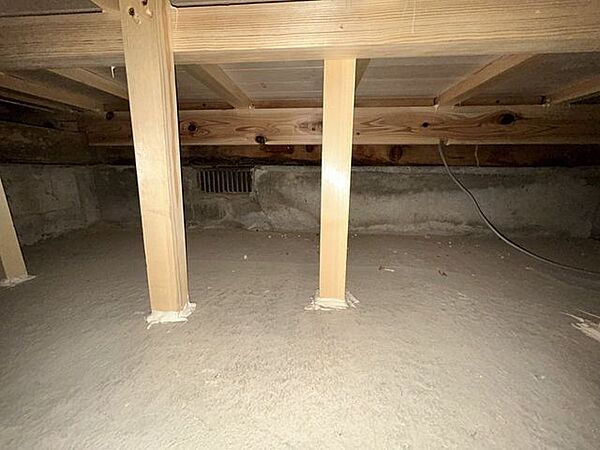 【床下】中古住宅の3大リスクである、雨漏り、主要構造部分の欠陥や腐食、給排水管の漏水や故障を2年間保証します。その前提で床下まで確認の上でリフォームし、シロアリの被害調査と防除工事もおこないました。