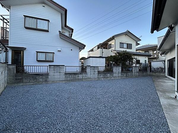 【リフォーム済】庭です。除草をし砕石を敷きました。お子様の遊び場やガーデンスペースとして、ご利用いただけます。