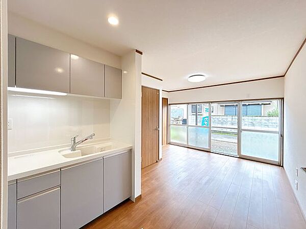 【リフォーム済】リビングは空間を広く活用できるようにL字型のキッチンに変更しました。随時内覧可能のため、ぜひ現地にてご確認ください。