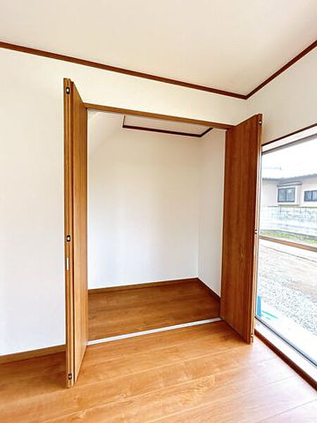 【リフォーム済】一階リビングの収納です。押し入れから使い勝手の良いクローゼットに変更しました。収納があることで、部屋を散らかすことなく保つことができます。