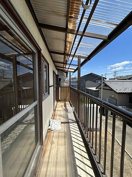 【リフォーム済】南側ベランダは防水塗装やサッシクリーニング、点検等を行いました。南向きで日当たりの良いベランダのため、お洗濯物を干すとパリッと乾いて気持ちがよさそうですね。