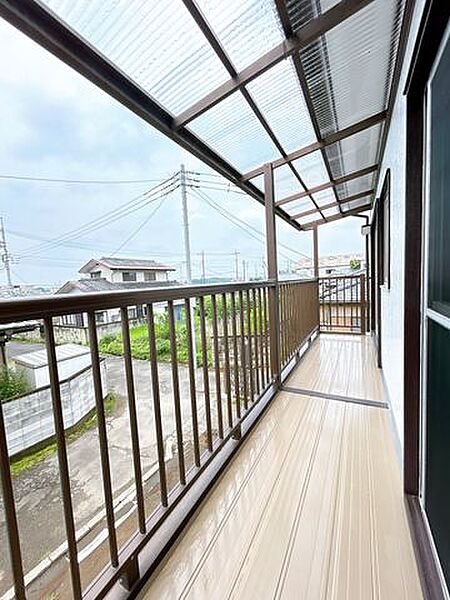 【リフォーム中】南側ベランダは防水塗装やサッシクリーニング、点検等を行いました。南向きで日当たりの良いベランダのため、お洗濯物を干すとパリッと乾いて気持ちがよさそうですね。