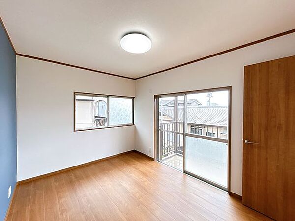 【リフォーム済】2階西側約6帖の和室は洋室に変更になるため、ガラッとイメージが変わりました。収納スペースもあるため、寝室として活用するのもよさそうですね。