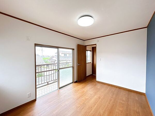 【リフォーム済】2階東側洋室は、フローリング重張やクロス張替、照明交換、建具交換等を行いました。ベランダに面しているため、お洗濯物の取り込みがしやすいですね。
