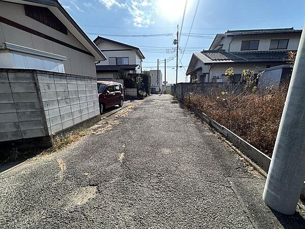 【前面道路】幅員約4ｍ、近隣の方のみの利用のため交通量も少なく、運転が苦手な方でも安心して駐車できます。