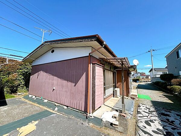 【リフォーム中】外回りは、除草・庭木伐採した空間に仕上げます。外壁は前面塗装をし、清潔感のある見た目に仕上げます。