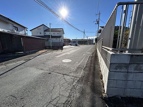 ツルヤローズタウン店 【前面道路】幅員約4ｍ、交通量が少ないため、運転が苦手な方でも安心して駐車できます。 1900m