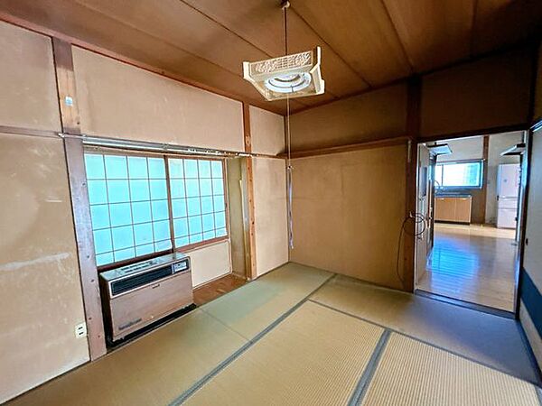 【リフォーム中】一階和室はフローリング仕上げ、建具交換、照明新品交換、サッシクリーニング等を行い、約12帖のリビングへと変更します。