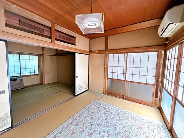 【リフォーム中】南側約6帖の和室は洋室に変更になるため、ガラッとイメージが変わります。収納スペースもあるため、寝室として活用するのもよさそうですね。