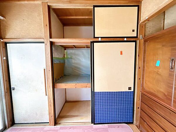 【リフォーム中】リビングの収納です。押し入れから使い勝手の良いクローゼットに変更いたします。収納があることで、部屋を散らかすことなく保つことができます。