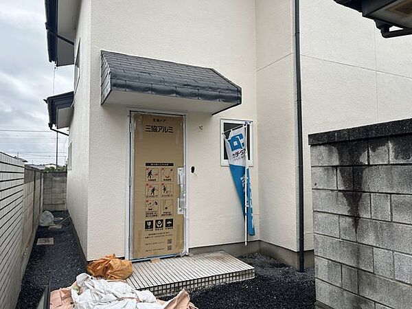 【リフォーム中】おうちの顔となる玄関は、玄関ドアの交換、外壁塗装、照明交換を行います。モニター付きインターホン新設予定のため、防犯面も安心ですね。