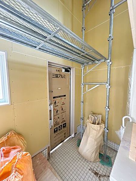 【リフォーム中】おうちの中と外をつなぐ玄関は、クロスの張替、玄関タイル上張、シューズボックス交換、サッシ一部交換予定です。吹抜で開放感のある玄関ですね。