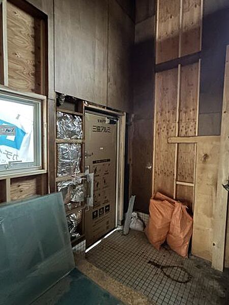 【リフォーム中】おうちの中と外をつなぐ玄関は、クロスの張替、玄関タイル上張、シューズボックス交換、サッシ一部交換予定です。吹抜で開放感のある玄関ですね。