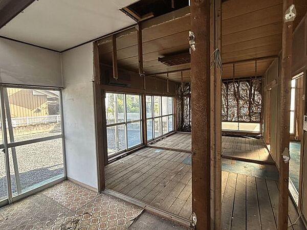 【リフォーム中】リビングはフローリング重張、クロス張替、照明交換等を行い、20畳の広々リビングへと変更します。対面キッチンからテレビを見ながらお料理を楽しむことができますね。