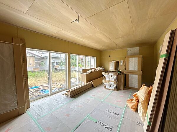 【リフォーム中】リビングはフローリング重張、クロス張替、照明交換等を行い、20畳の広々リビングへと変更します。対面キッチンからテレビを見ながらお料理を楽しむことができますね。