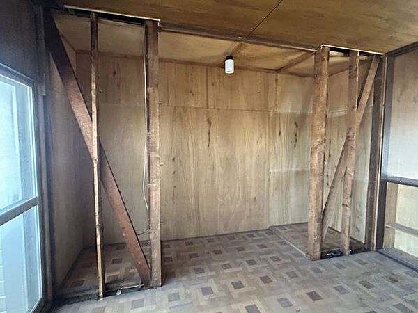 【リフォーム中】各居室収納つきのおうちです。建具交換、収納内クロス張替・フローリング重張を行います。お洋服や季節の家電などのお片付けに便利ですね。
