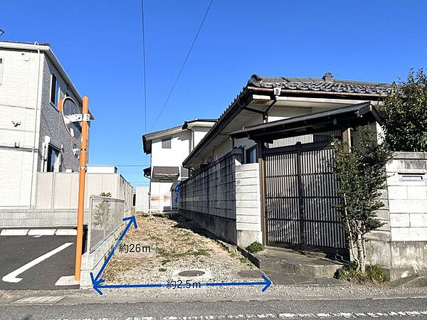 【リフォーム中】駐車場は幅約2.5ｍ、奥行約26ｍと2台駐車可能の広さがございます。敷地内砕石を敷く予定のため、雨の日でも泥はねからお車を守ることができますね。