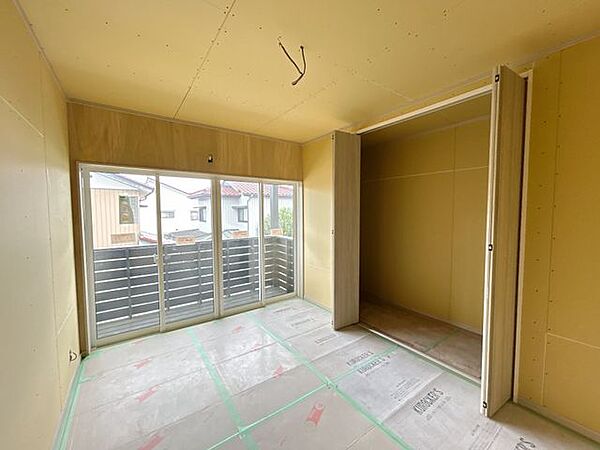 【リフォーム中】2階西側洋室です。南側のサッシは単相と比較し断熱性能が高い複層ガラスへと交換予定です。日当たりが良く、明るく暖かいお部屋。主寝室にいかがでしょうか。