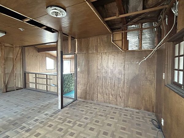 【リフォーム中】2階東側洋室です。フローリング上張、クロス張替、照明交換、建具交換、クローゼット新設予定です。6畳あるので、ベッドやテーブルを置くスペースが十分確保できますね。