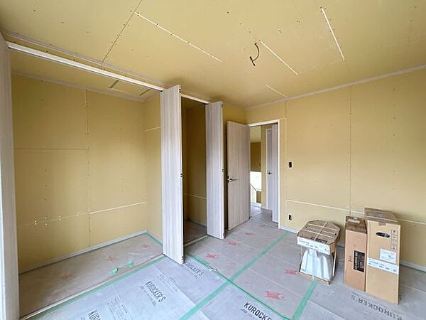【リフォーム中】2階東側洋室です。フローリング上張、クロス張替、照明交換、建具交換、クローゼット新設予定です。6畳あるので、ベッドやテーブルを置くスペースが十分確保できますね。