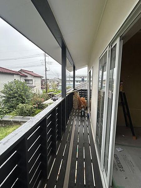 【リフォーム中】2階洋室から出入りできるベランダです。外壁塗装、デッキの塗装を行います。南側で日当たりが良いベランダ。お洗濯ものがパリッと乾いて気持ちよさそうですね。
